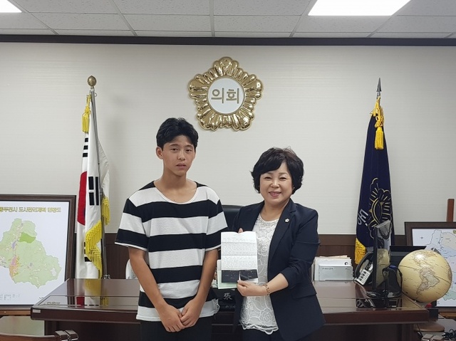 ▲ 장영미 시의장에게 손편지 전달
