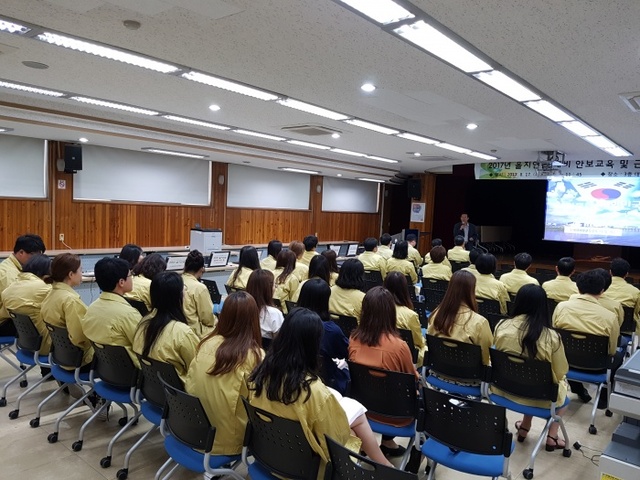 ▲ 광명교육청은 17일 교육청 강당에서 교직원들을 대상으로 2017 을지연습 대비 안보강연을 실시했다. 광명교육청 제공