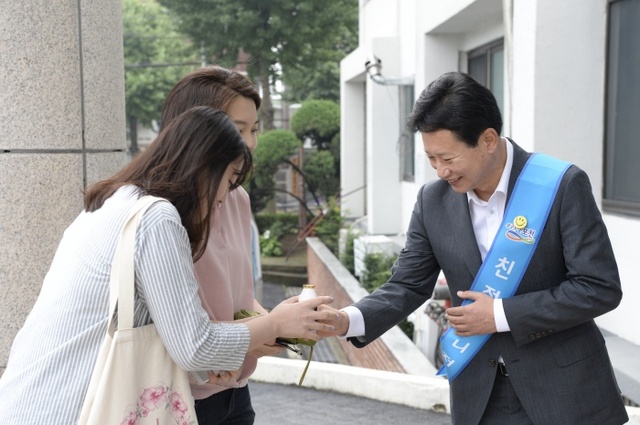 ▲ 직원들과 출근 인사를 나누고 있는 김종천 시장
