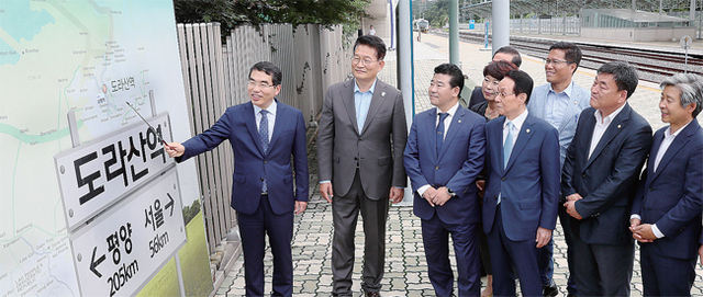 ▲ 17일 경의선 파주 도라산역에서 열린 ‘광명~개성 유라시아 대륙철도 용역 착수 세미나’에서 양기대 광명시장(왼쪽)이 송영길ㆍ박정 국회의원, 진장원 한국교통대 교통대학원장 등에게 브리핑을 하고 있다. 송 의원은 이날 광명~개성 철도노선 연결에 대한 정부 차원의 관심과 지원을 약속했다. 광명시 제공