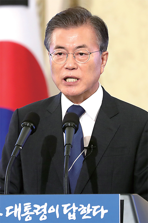 ▲ 국민의 질문에 답하는 대통령 문재인 대통령이 17일 오전 취임 100일을 맞아 청와대 영빈관에서 열린 기자회견에서 발언하고 있다. 연합뉴스