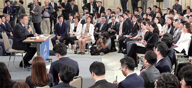▲ 각본없이 자유롭게 질의응답 문재인 대통령이 17일 오전 취임 100일을 맞아 청와대 영빈관에서 출입기자들과 취임 후 첫 기자회견을 하고 있다. 연합뉴스