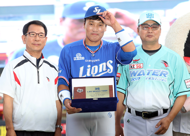 ▲ 삼성 라이온즈 이승엽이 18일 수원 케이티 위즈파크에서 열린 은퇴투어 두 번째 경기 kt wiz와 삼성 라이온즈의 경기 시작에 앞서 kt가 준비한 기념현판을 받고 있다.연합뉴스