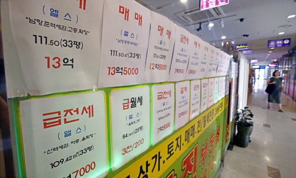 ▲ 이르면 오는 22일부터 서울과 과천, 세종 등 투기지구와 투기과열지구에서 주택을 담보로 대출시 담보인정비율(LTV)과 총부채상환비율(DTI)이 40%로 적용될 것으로 보인다. 한편 ''8.2 부동산 대책'' 영향으로 기존 주택시장 가격이 하락하고 있지만 매수자를 찾기 힘든 분위기가 이어지고 있다. 사진은 20일 오후 서울 송파구의 한 부동산중개업소 밀집상가의 시세표. 연합뉴스