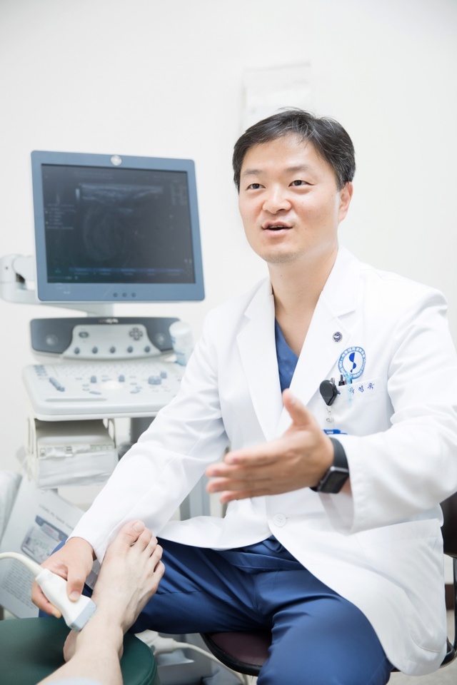▲ 아주대병원 족부클리닉 박영욱 정형외과 교수 (1)
