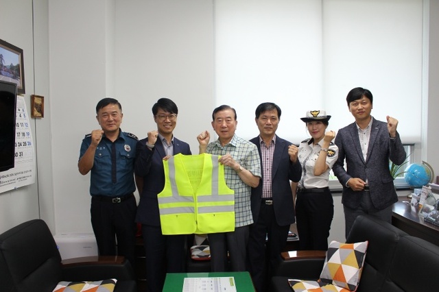▲ 일산서부서가 노인교통사고 예방을 위해 야광조끼를 관내 노인들에게 전달했다.(사진제공=일산서부경찰서)
