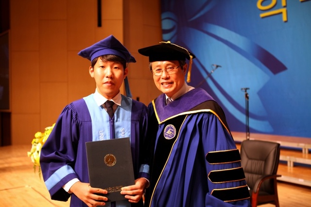 ▲ 삼육대 김성익 총장과 김다빈 학생