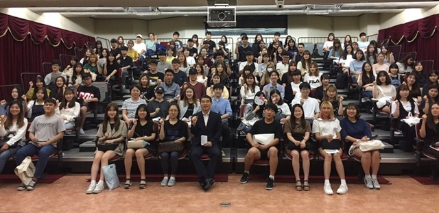 ▲ 양기대 시장이 지난 18일 광명시민회관에서 열린 여름방학 아르바이트 대학생과의 간담회에서 학생들과 기념촬영을 하고 있다. 광명시 제공