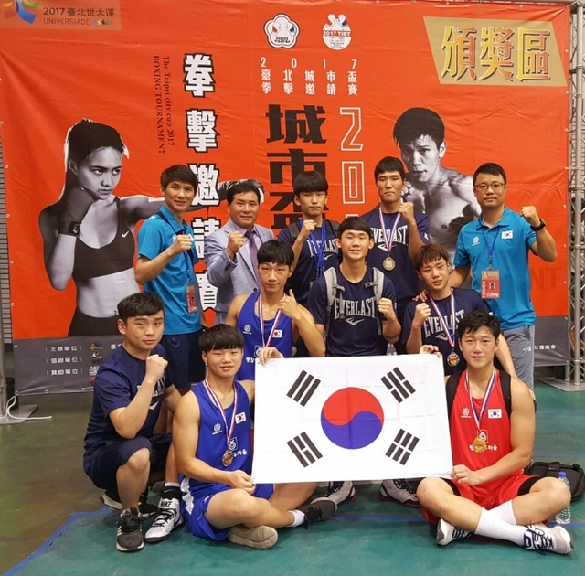 ▲ 지난 13일부터 17일까지 대만 타이페이에서 열린 제7회 타이페이씨티컵 국제복싱대회에서 금메달 2개, 은메달 3개, 동메달 2개를 획득하며 역대 최고 성적을 거둔 용인대 복싱팀. 경기도복싱협회 제공
