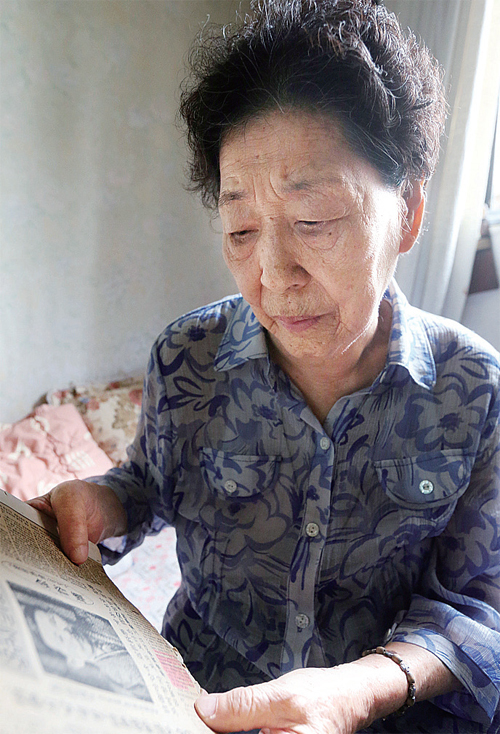 ▲ 故 김용관 선생의 딸 김혜경 할머니(90)가 아버지 기사가 실린 옛 신문을 보며 회상에 잠겨있다. 조태형기자