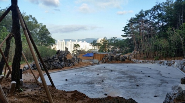 ▲ 과학도서관뒤에 조성중인 추동공원안 도당화원. 의정부시 신곡동 추동 공원. 시가 최근 민간특례사업으로 초동 공원 개발을 추진하고 있으나 테마공원 등 보여주기식에 치우치고 있다는 지적이 나오고 있다. 김동일기자