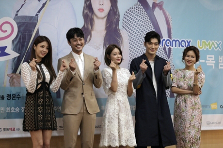▲ 제작발표회장에서 배우들은 인터뷰 내내 밝은 표정으로 지으며 화기애애한 분위기를 만들었다. 사진/컴퍼니 k 글로벌