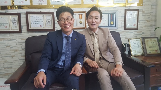 ▲ 지역사회 나눔을 앞장서 실천하는 이찬호(49) ㈜대원실업 대표(오른쪽)와 문병호(49) 성일측량공사 대표, 동갑내기 친구가 환하게 웃고 있다.