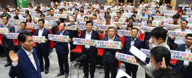 ▲ ‘살충제 계란’ 및 ‘고병원성 조류인플루엔자(AI)’ 등으로 인한 양계농가의 아픔을 보둠기 위해 농협이 나섰다. 농협 축산방역부 주관으로 ‘안전계란생산 결의대회’가 열린 23일 안성시 공도읍 농협안성교육원에서 김병원 농협중앙회장과 양계 농가 관계자 200여 명을 비롯한 참석자들이 안전한 계란 생산 및 공급을 다짐하고 있다. 오승현기자