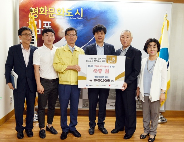 ▲ 여성가족과-여성위생용품 기탁식 (2)