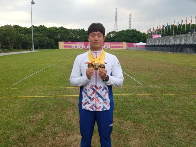 ▲ 제29회 타이베이 하계 유니버시아드 양궁 리커브에서 2회 연속 3관왕에 오른 이승윤(코오롱엑스텐보이즈)이 금메달 3개를 들어보이고 있다.코오롱 제공