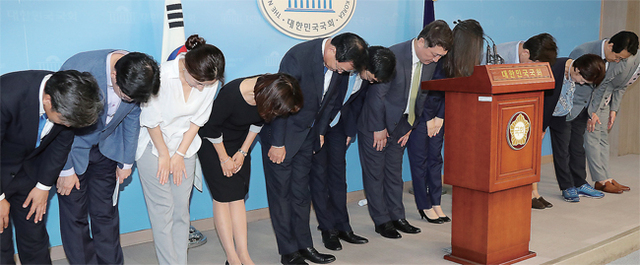 ▲ 더불어민주당 ‘정당발전위원회’ 최재성 위원장과 위원들이 24일 국회 정론관에서 열린 출범 기자회견에서 인사하고 있다. 연합뉴스