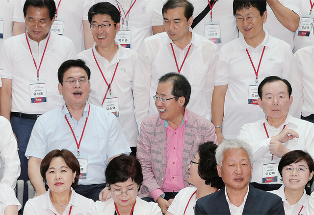 ▲ 화기애애 자유한국당 홍준표 대표와 정우택 원내대표 등이 24일 오후 충남 천안시 우정공무원교육원에서 열린 제2차 국회의원당협위원장 연석회의에서 기념촬영에 앞서 환담하고 있다. 연합뉴스