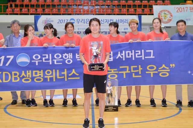 ▲ 여자농구 구리 KDB생명이 26일 강원도 속초실내체육관에서 열린 '2017 우리은행 박신자컵 서머리그' 아산 우리은행과 경기에서 75대56으로 승리해 4승 1패로 우승한 가운데 MVP를 받은 KDB생명 노현지가 트로피를 들고 웃고 있다.WKBL제공
