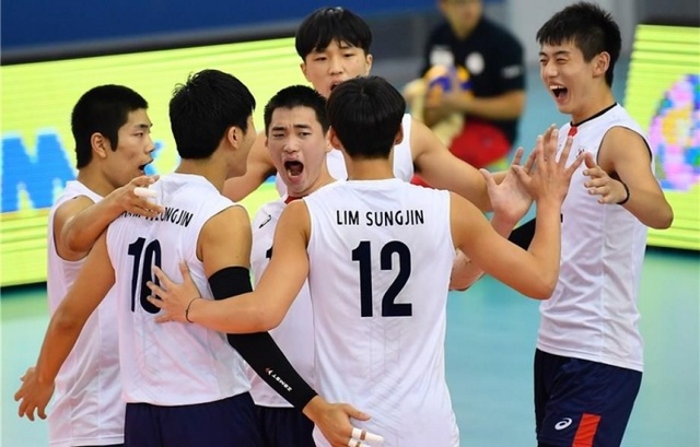 ▲ 26일(한국시간) 바레인 리파에서 열린 2017 국제배구연맹 19세 이하(U19) 세계남자배구선수권대회 8강전에서 '아프리카의 강호' 이집트 3대1로 꺾고 4강에 오른 한국 유스남자배구팀. 국제배구연맹 홈페이지 캡처
