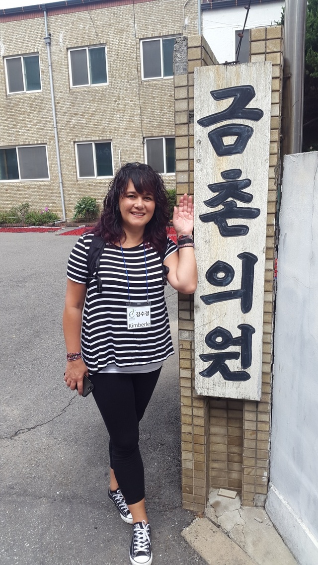 ▲ 김수경씨가 생모 김남주씨가 한동안 거주했다는 파주시 파주읍 봉서2리에서 생모의 행방을 찾았지만 실패했다. 김씨가 봉서2리 경로당을 찾아 조정석 이장의 안내로 사진들을 살펴보고 있다. 김요섭기자