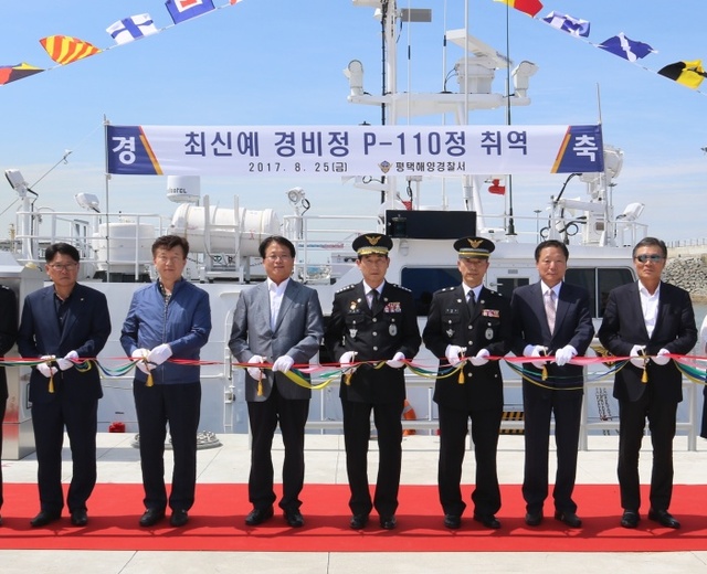 ▲ [평택해경 제공]최신_경비정_P110정_취역식에서_김두형서장(오른쪽_네번째)와_최규호_평택경찰서장(왼쪽_세번째)_홍원식_평택지방해양수산청장(왼쪽_두번째)_이강선_해양치안협의회_회장(왼쪽_첫번째)_등이_테이프_커팅을_하고_있다