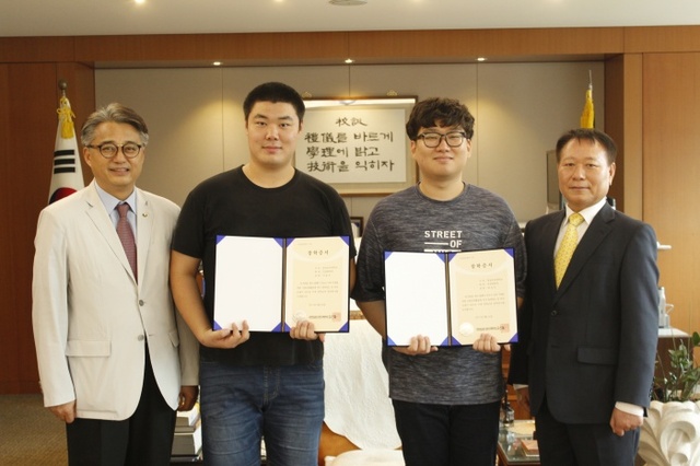▲ 장학금전달