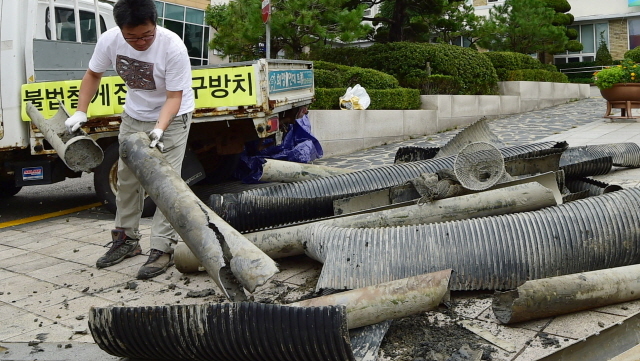 ▲ 28일 오전 인천시 중구 중구청 앞에서 인천녹색연합 회원들이 중구 영종도 서쪽 갯벌(용유해변)에서 수거한 칠게잡이 불법 어구를 내던지며 어구 철거를 촉구하는 퍼포먼스를 하고 있다.장용준기자