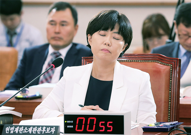 ▲ 눈 감은 이유정 후보자 이유정 헌법재판소 재판관 후보자가 28일 오전 국회에서 열린 인사청문회에서 의원들의 질문에 답한 뒤 잠시 눈을 감고 있다. 연합뉴스