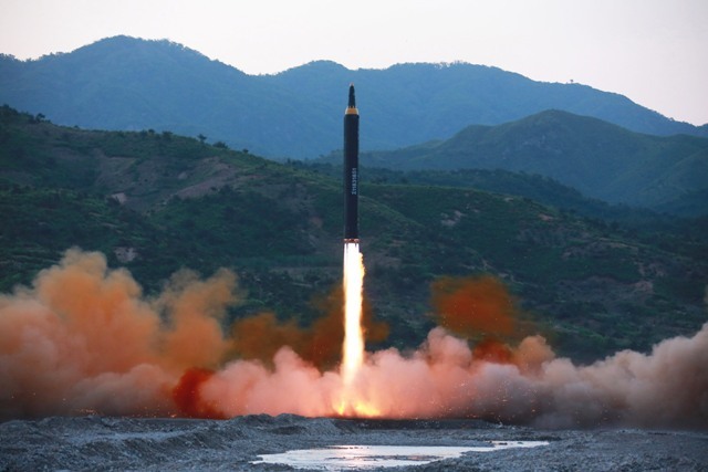 ▲ 사진은 지난 5월 14일 시험발사된 지대지 중장거리 전략 탄도미사일(IRBM) ''화성-12''형의 시험발사 장면. /연합