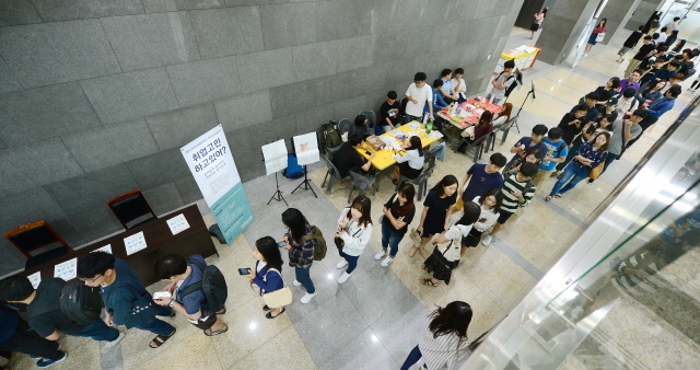 ▲ 29일 오후 하반기 공채를 앞두고 청년취업 활성화를 위한 '2017년 인천시 공기업 기업 설명회'가 열린 인천시 남구 인하대학교 60주년 기념관에서 심각한 청년실업을 반영하듯 길게 늘어선 학생들이 입장 순서를 기다리고 있다. 이날 행사에는 인천도시공사를 비롯한 인천소재 10개 공기업 인사 담당자들이 참석해 올 하반기부터 공기업에 적용되는‘블라인드 채용'과 국가직무능력표준(NCS) 특강을 실시했다.장용준기자