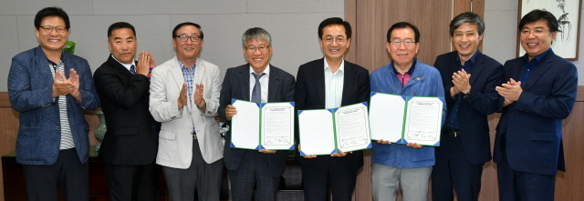 ▲ 파주 전국학생거북선 창의탐구대회 성공적 개최를 위해 교육협력 협약식이 열린 29일 파주교육지원청에서 정헌모 (사)한국학생발명협회장, 곽원규 파주교육지원청 교육장, 최종식 경기일보 기획관리실장 등 참석자들이 기념촬영을 하고 있다. 김시범기자
