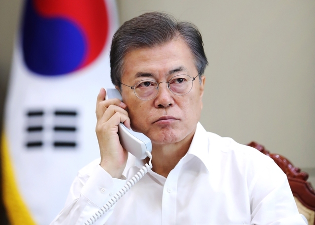 ▲ 문재인 대통령이 30일 오전 청와대에서 아베 신조 일본 총리와 북한의 미사일 발사와 관련해 전화 통화를 하고 있다.  /연합