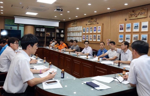 ▲ 용인소방서 두드림 정기모임에서 장비팀장이 제시된 의견에 대한 해결방법을 설명하고 있다.