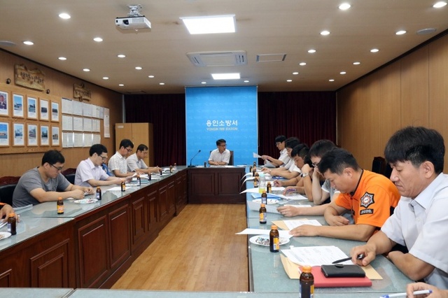 ▲ 용인소방서 직원들이 두드림 정기모임에 참석해 제시된 의견을 함께 검토하고 있다.