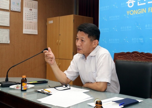 ▲ 용인소방서 홍기범 소방행정팀장이 두드림에서 제기된 의견들이 끝까지 해결될 수 있도록 철저히 관리 해 줄것을 당부하고 있다.