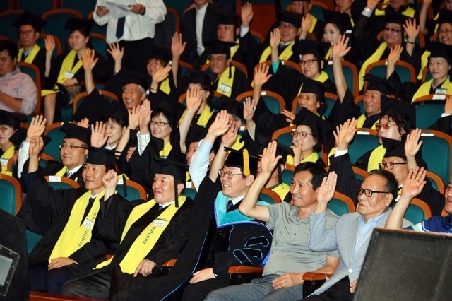 ▲ 성남시 상인·점포혁신 대학 졸업식…214명 학사모 (2)