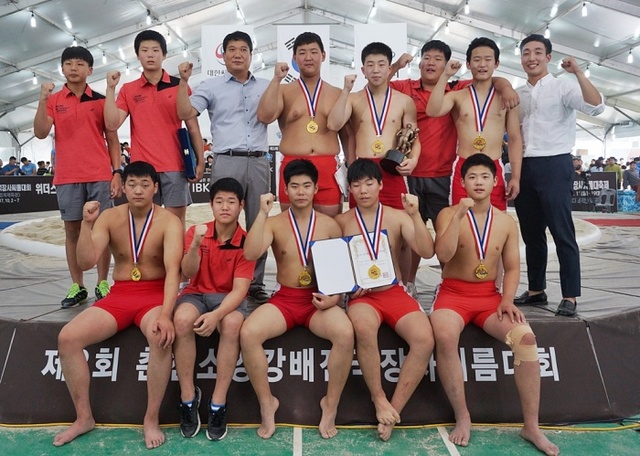 ▲ 제3회 춘천소양강배 전국장사씨름대회 중등부 단체전에서 시즌 두 번째 우승을 차지한 인천 부평중이 시상식 후 기념촬영을 하고 있다.대한씨름협회 제공