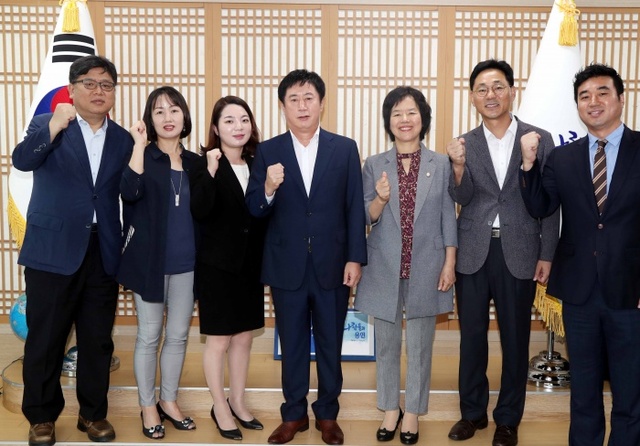 ▲ 1-1 정찬민 용인시장이 29일 갈등관리심의위원 위촉장 수여 후 기념사진을 찍고 있다.