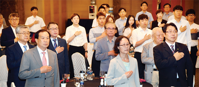 ▲ 제83회 (사)경기언론인클럽 초청강연회가 열린 30일 수원 호텔캐슬에서 신선철 경기언론인클럽 이사장, 초청강사인 정혜경 역사학자 등이 국민의례를 하고 있다. 이날 정혜경 강사는 일제강점기 시절 강제동원 및 일본군 위안부 관련 경색된 대일역사문제 해법을 주제로 강연을 했다. 김시범기자