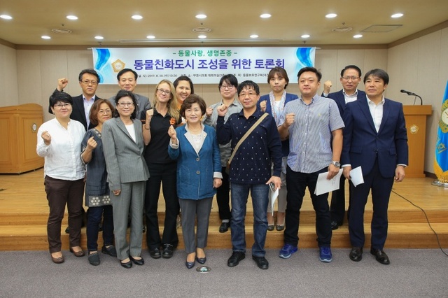 부천시의회 동물보호연구회 대표를 맡고 있는 김동화 부천시의원(앞줄 왼쪽에서 5번째)이 지난달 30일 열린 ‘동물 친화 도시 조성을 위한 토론회’가 끝난 뒤 참석자들과 함께 기념 촬영을 하고 있다. 부천시의회 제공