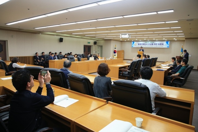부천시의회 동물보호연구회가 주최한 동물 친화 도시 조성을 위한 토론회에서 참석자들이 의견을 개진하고 있다. 부천시의회 제공