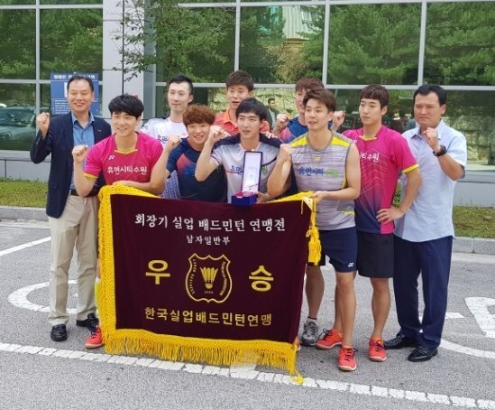 ▲ 2017 회장기 전국대학ㆍ실업 배드민턴연맹전 남자 일반부 단체전에서 정상에 오른 수원시청 선수단이 시상식 후 기념촬영을 하고 있다.수원시청 제공