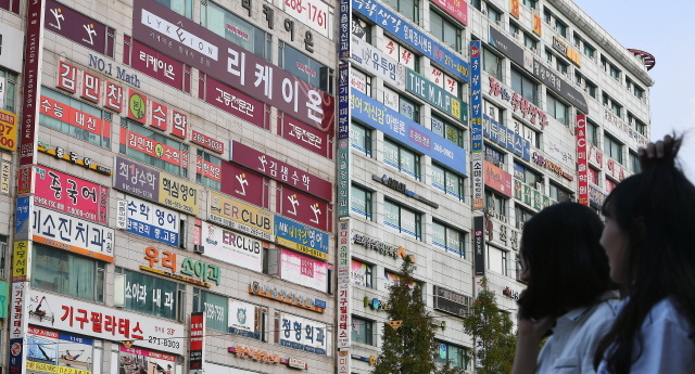 ▲ 교육부가 절대평가 확대방안을 비롯한 수능 체제 개편을 유예한다고 발표한 31일 수원의 학원 밀집 상가에 개편 수능을 처음 치러야 하는 처지가 된 중학교 2학년 학생과 학부모처럼 어수선하고 혼란스럽게 설치돼 있다. 이날 김상곤 부총리 겸 교육부 장관은 “여론 수렴 과정에서 교육 주체 간 이견과 사회적 합의 불충분이 확인돼 1년 유예를 결정했다”고 밝혔다. 오승현기자