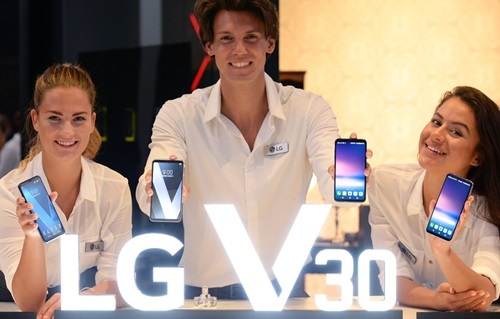 ▲ LG전자가 멀티미디어 성능을 강조한 전략 프리미엄폰 V30을 독일 베를린에서 공개했다. 사진/LG전자