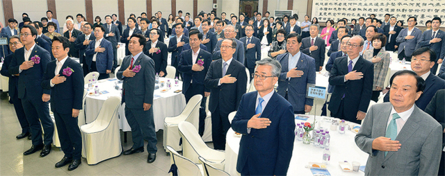 ▲ ‘제61주년 경기도의회 개원기념식’이 열린 31일 오전 도의회 대회의실에서 정기열 도의회 의장, 남경필 경기지사, 이재정 도교육감, 신선철 경기일보 회장을 비롯한 참석자들이 국민의례를 하고 있다. 오승현기자