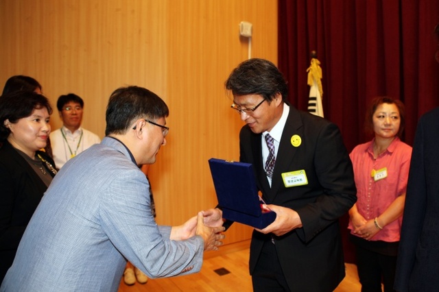 ▲ 이상진 삼육대 평생교육원장이 김성환 노원구청장으로부터 표창패를 받고 있다