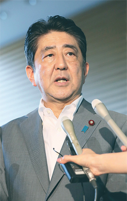 아베 신조(安倍晋三) 일본 총리가 3일 오후 북한의 핵실험 이후 기자들과 만나 “절대 용인할 수 없다. 강하게 항의한다”고 규탄하고 있다. 연합뉴스
