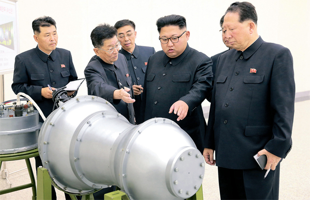 북한이 3일 제6차 핵실험을 강행하면서 한반도를 둘러싼 국제정세가 또다시 요동치고 있다. 사진은 북한 노동신문이 3일자 1면에 게재한 김정은 노동당 위원장의 핵무기연구소 시찰 모습. 북한은 이날 핵실험 후 대륙간탄도미사일(ICBM) 탄두로 장착할 수소폭탄 시험에 성공했다고 주장했다. 평양 조선중앙통신제공