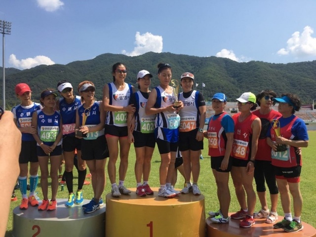 ▲ 여자 1600m 계주에서 우승을 차지한 광명시 선수들이 수상대에 올라 기념촬영을 하고 있다. 광명시육상연합회 제공